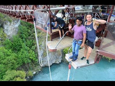 Bungee-jumping-from-Kawarau-Bridge-in-Queenstown-New-Zealand